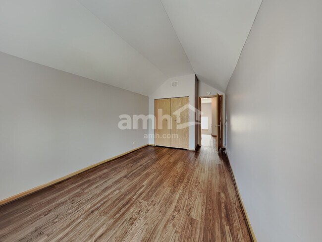 Building Photo - 233 E Cobbler Ct