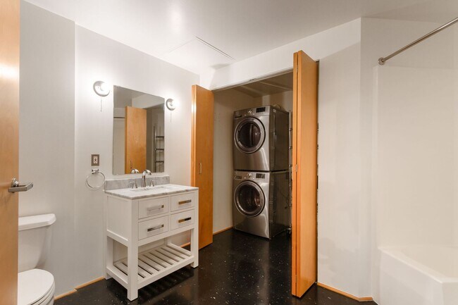Building Photo - Chic, urban studio condo in the Pearl—Peaceful, In-unit w/d, 14-ft ceilings, deeded parking