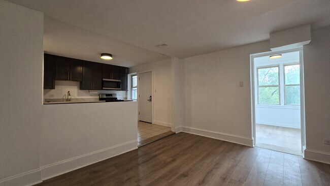 Building Photo - Spacious 3BR/2BA in Woodlawn – 1,700 Sq Ft...