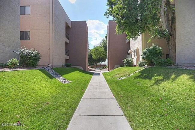 Building Photo - 2BR 2 BATH 2ND STORY CONDO