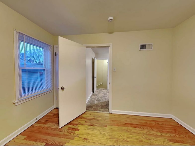 Building Photo - 9021 S Albany Ave