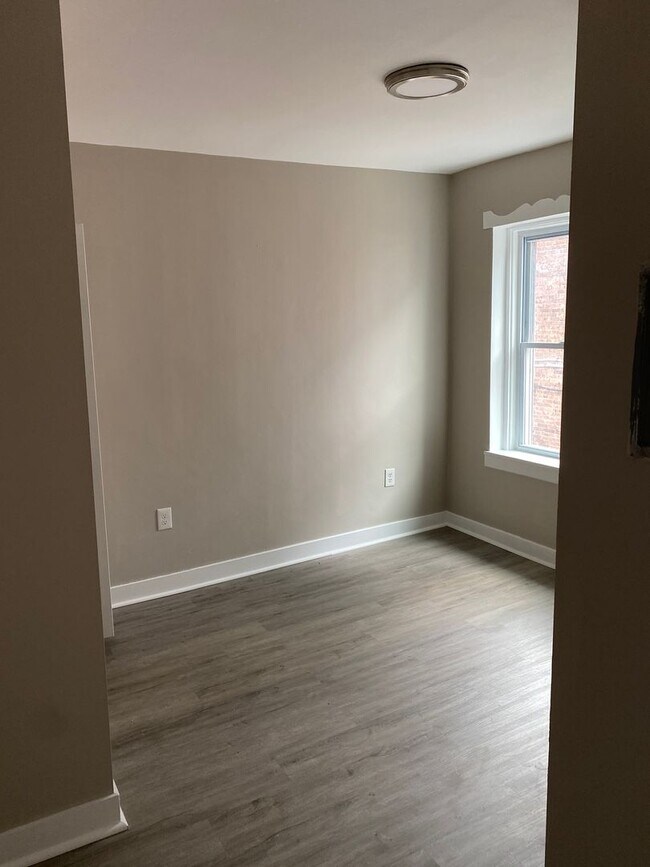 Building Photo - 532 Breck St