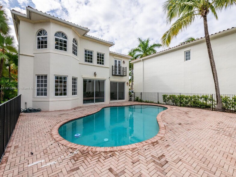 Building Photo - 20729 NE 32nd Ave