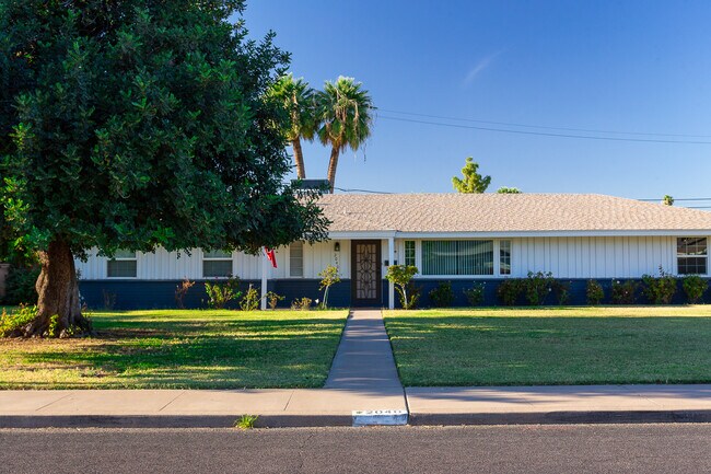 Building Photo - 2040 W Cambridge Ave