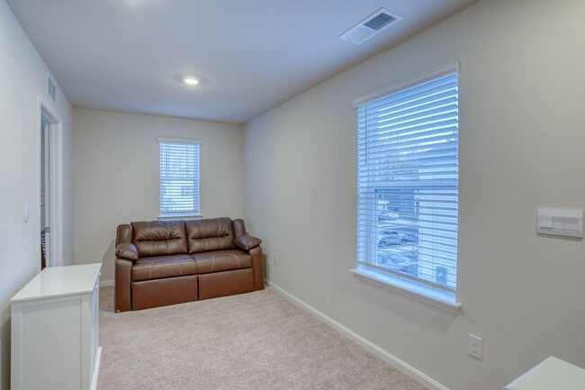 Building Photo - 124 Currant Cir