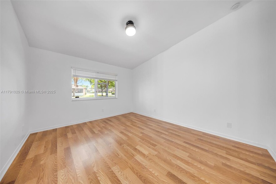 Building Photo - 709 NW 208th Way