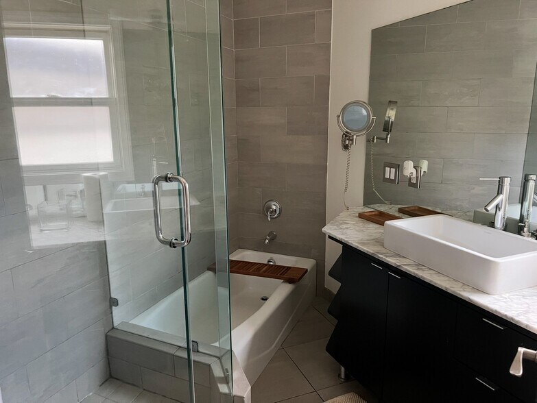 bathroom - 635 N Windsor Blvd