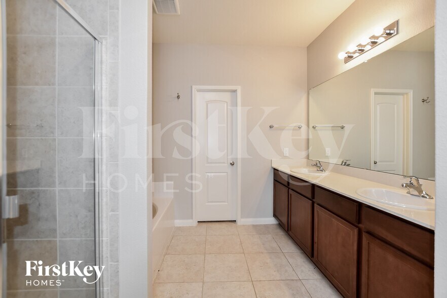 Building Photo - 9005 Woodfern Dr