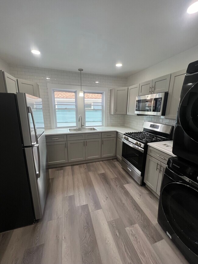 Fully renovated kitchen with washer and dryer - 903 Northland Ave