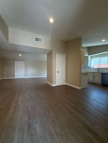 Building Photo - 830 N Modena St