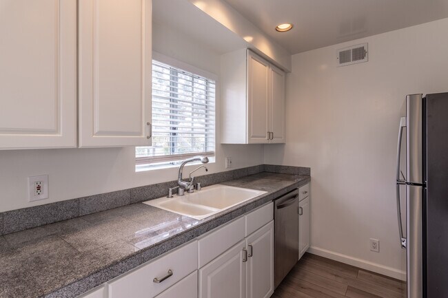 Building Photo - 631 Pacific St