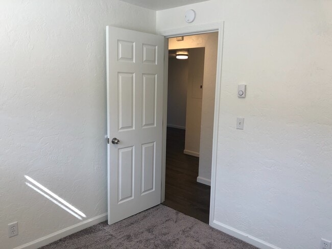 Building Photo - Updated 3 bedroom 1.5 bath duplex!