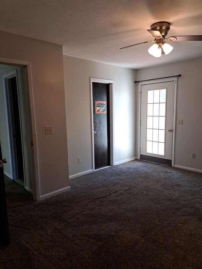 Building Photo - 4837 S Lakewood Dr