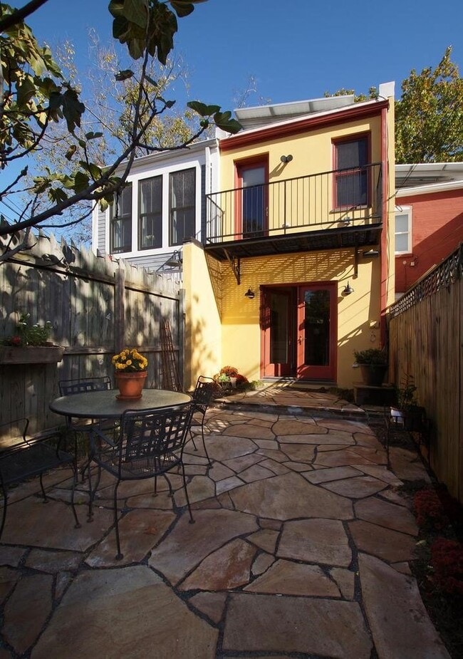 Building Photo - 307 9th St SE