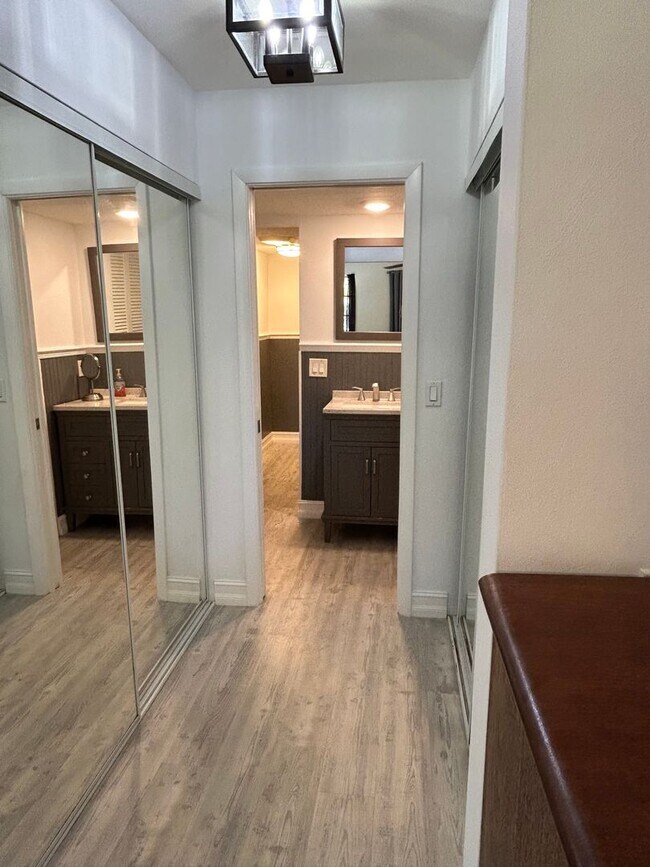 Building Photo - Updated 1 Bed/1.5 Bath Near the Beach! Great Amenities