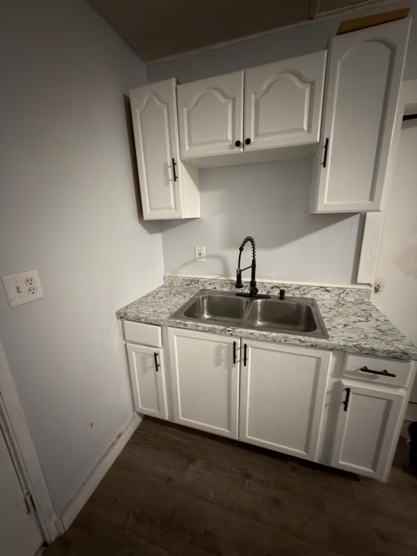 Building Photo - 47 Lens St