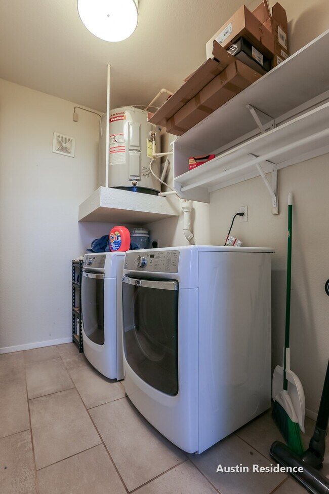 Building Photo - 910 W 25th St