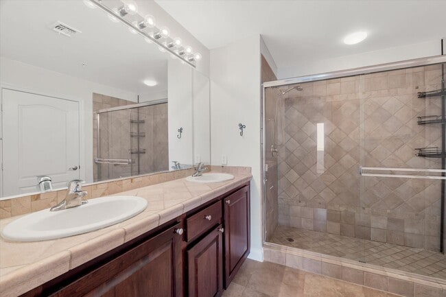 Building Photo - WHY RENT A HOUSE WHEN YOU CAN HAVE A PENTH...
