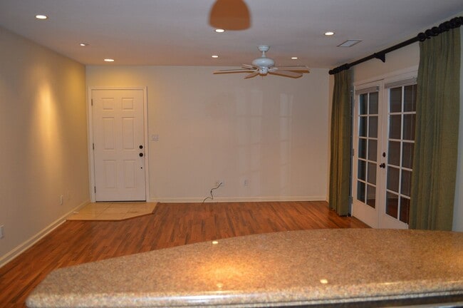 Building Photo - 1 Bedroom Condo in Mission Hills