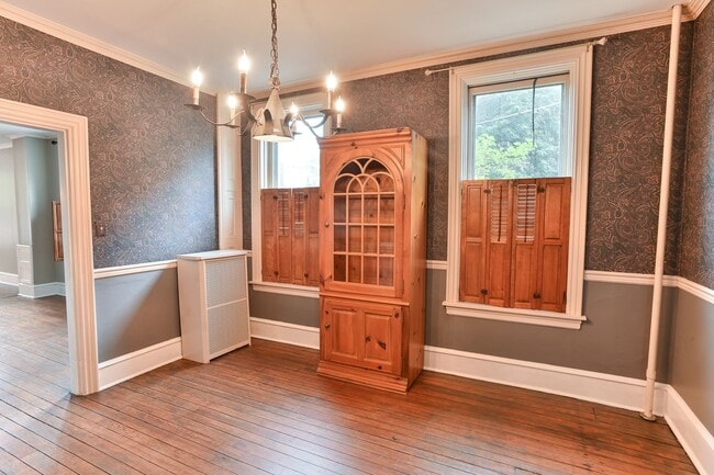 Building Photo - Charming 3 Bedroom on Verbeke St