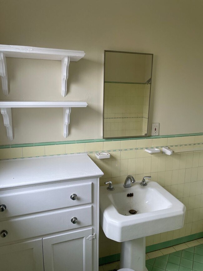 Building Photo - APT PRIMROSE