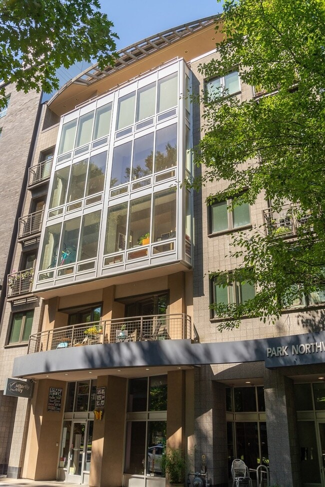 Building Photo - NO PARKING/2+ bed/2 bath top floor condo with full length balcony overlooking north park blocks/N...