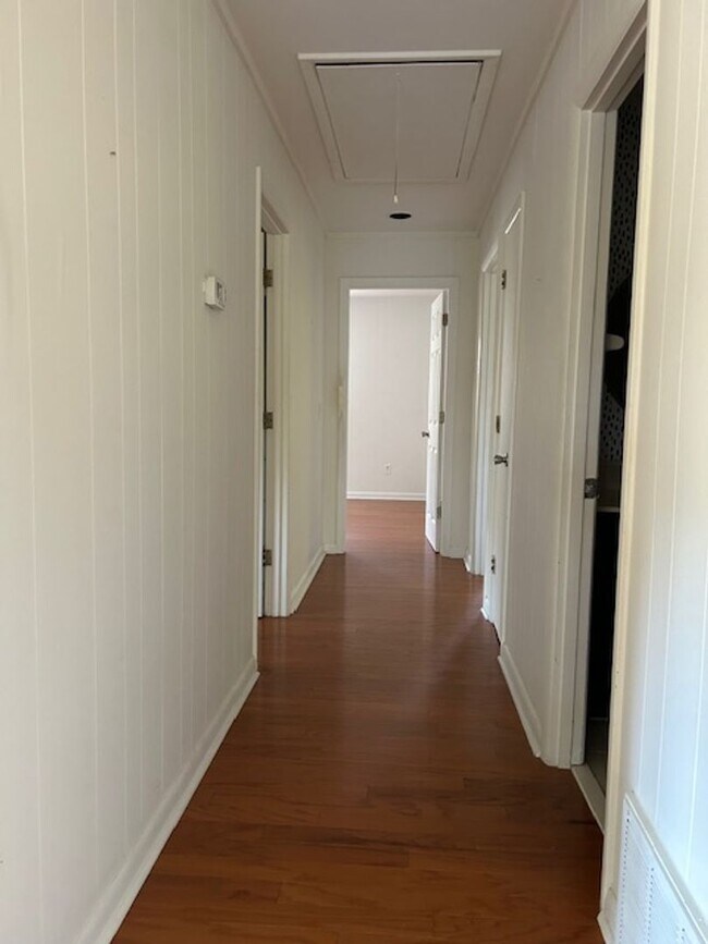 Building Photo - FREE MONTH OF DECEMBER 2025 Beach, 2nd row