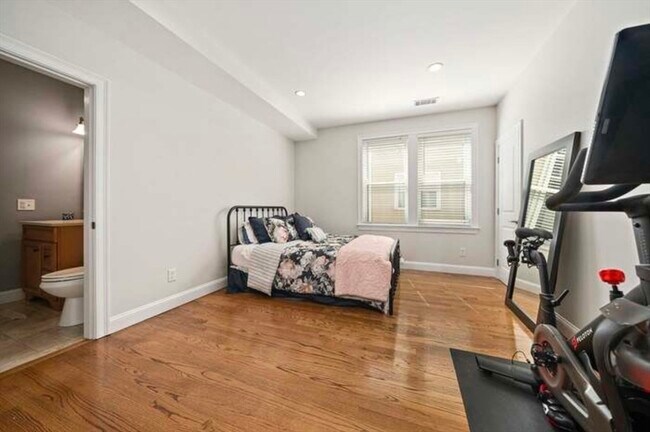 Building Photo - 37 Coffey St