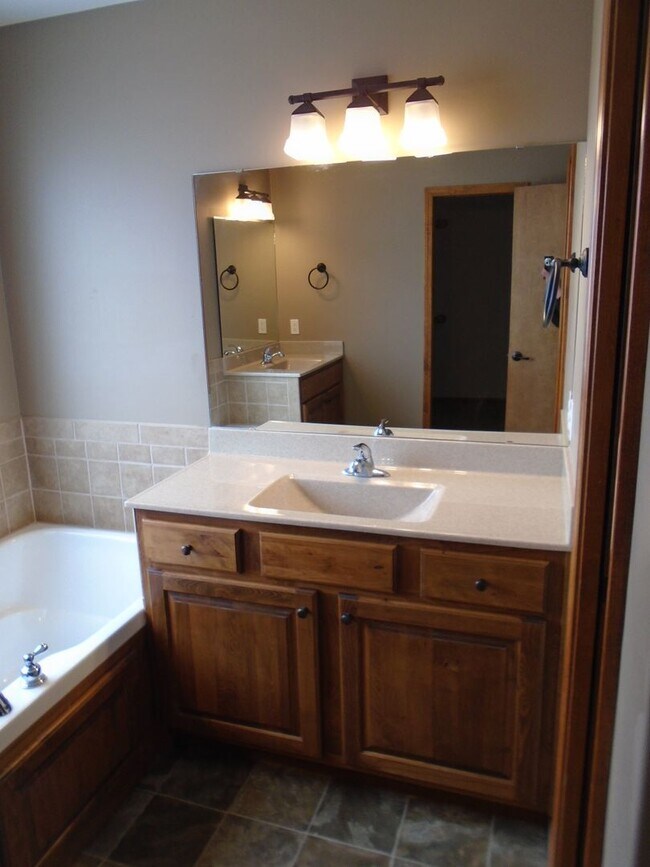 Building Photo - Beautiful Home Great Location