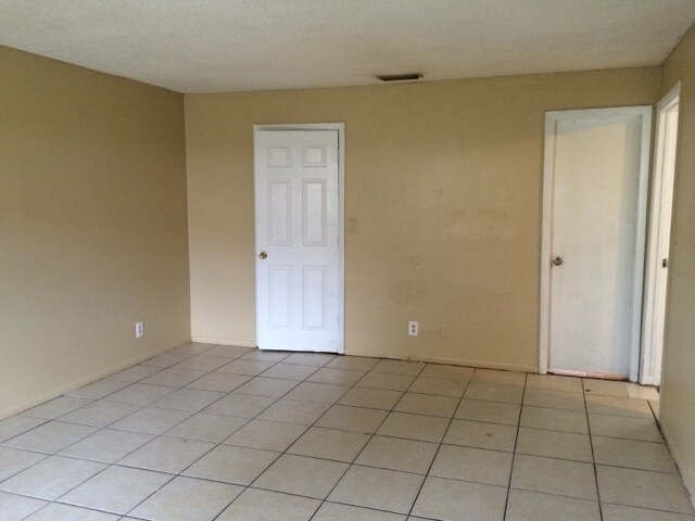 Building Photo - 1104 NW 8th Ave