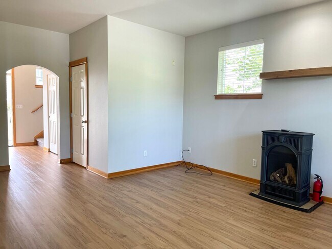 Building Photo - Desirable Downtown Poulsbo Place condo