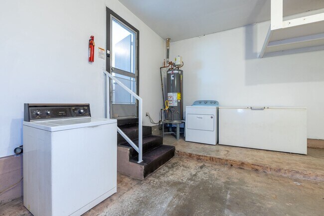 Building Photo - 3 Bed 1.5 Bath in Great Midtown Location!