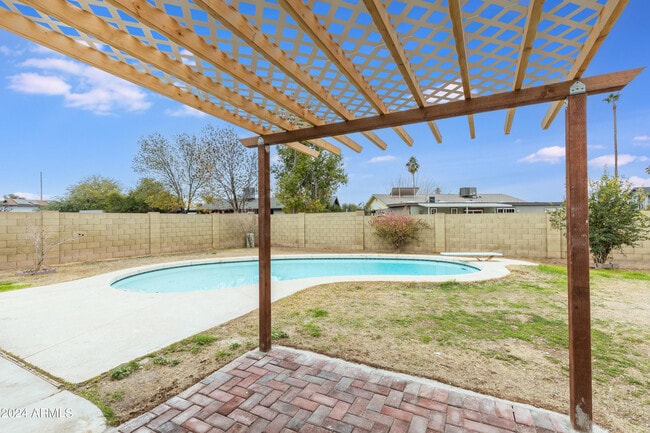 Building Photo - 5929 W Nancy Rd