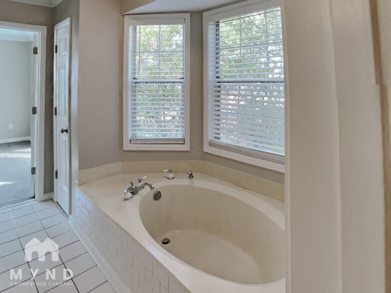 Building Photo - 5210 Laurel Bridge Dr SE