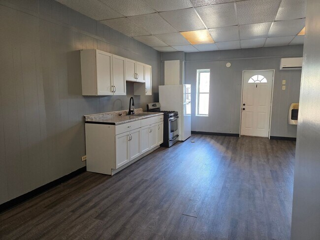 Building Photo - 105 W Emeline St