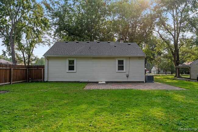 Building Photo - 15403 Maxwell Ave