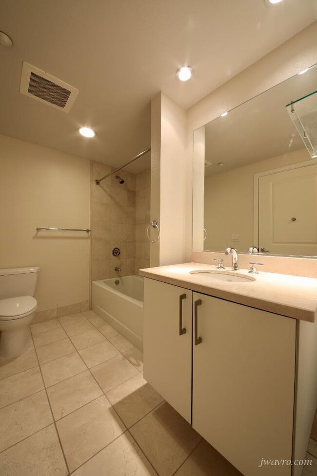 Building Photo - 329 Bay St