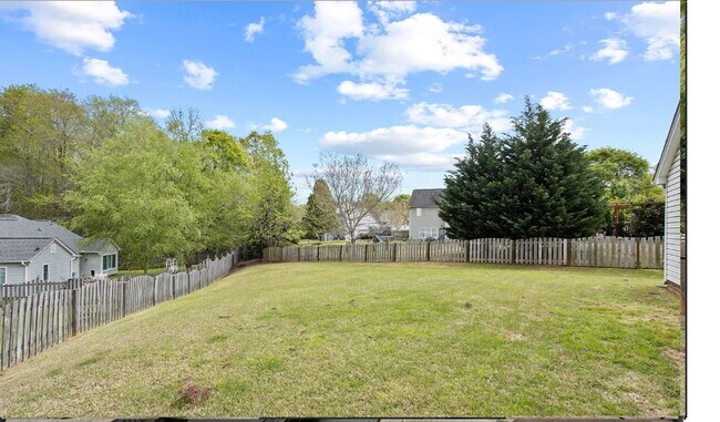 Building Photo - Spacious 3/2 Available Now!