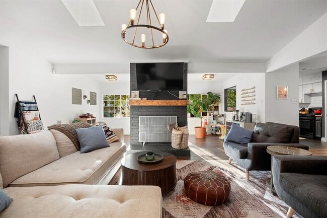 Building Photo - 705 Russet Valley Dr