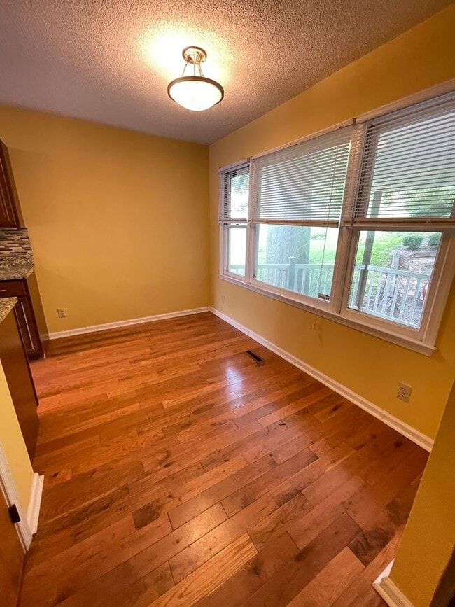 Building Photo - Inviting, updated 4br 3.5ba duplex w/ park...