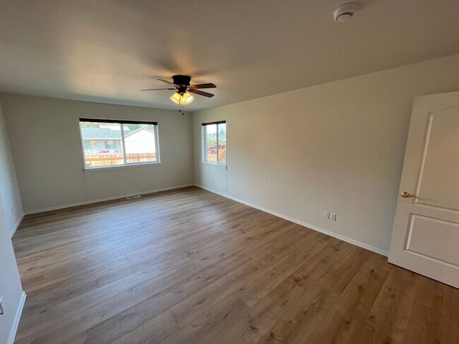 Building Photo - 3111 NE Dennis Ct