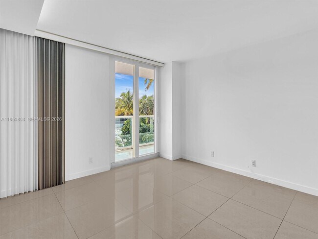 Building Photo - 100 Bayview Dr