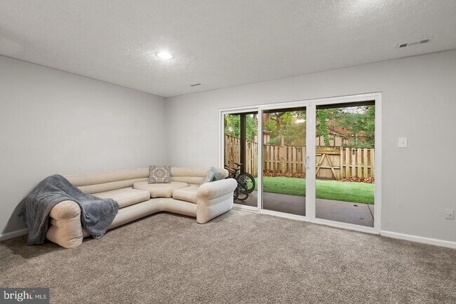 Building Photo - 18005 Sunset Lake Ct