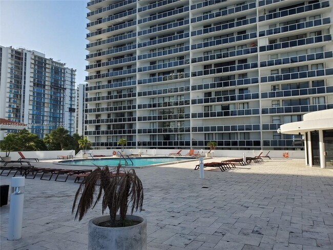 Building Photo - 20515 E Country Club Dr  841 Aventura Fl 3...