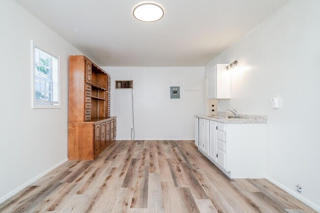 Building Photo - Super nice 5 Bedroom 3 bath property for r...