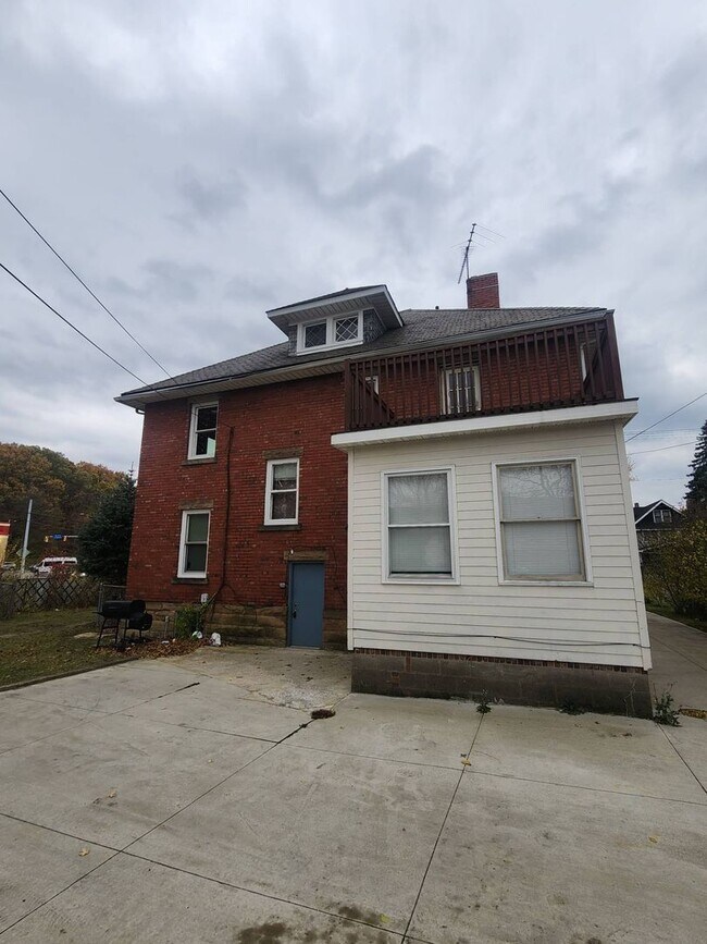 Building Photo - 1571 Dille Rd