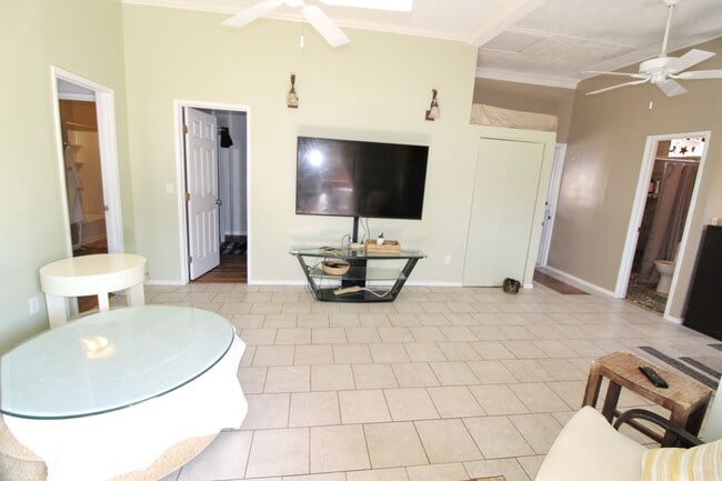 Building Photo - Remodeled Furnished 2 bed / 2 Bath Ohana in Waiehu - Includes Most Utilities