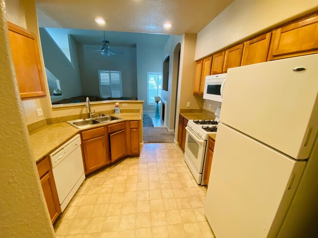 Building Photo - $600 MOVE_IN BONUS Furnished Modern 2 Bed,...