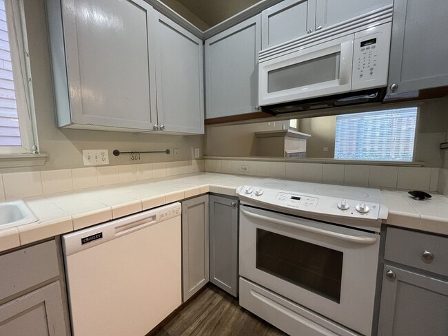 Building Photo - Charming 3-Bed, 3-Bath Home with Bright Ki...