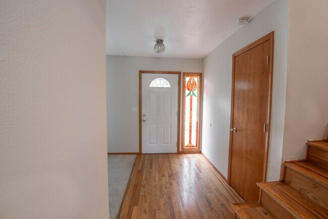 Building Photo - Spacious 3-Bed Home in Hayden Lake with La...